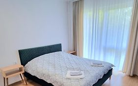 Lily Central Apartment With Free Parking